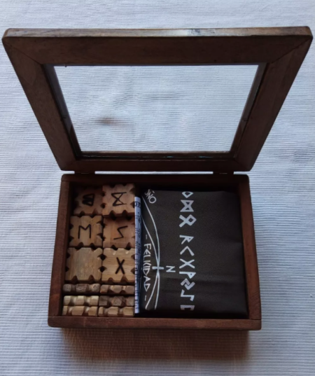 Runas Vikingas + Cofre Artesanal con Tapa de Vidrio + Paño  