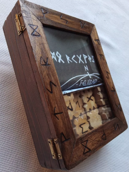 Runas Vikingas + Cofre Artesanal con Tapa de Vidrio + Paño  