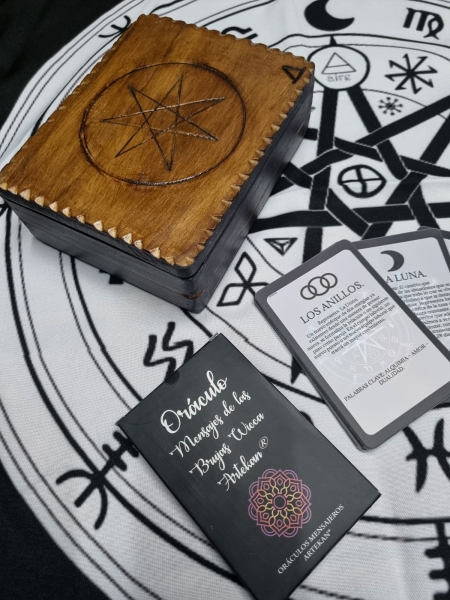Oráculo Wicca + Cofre de Madera + Runas + Paño